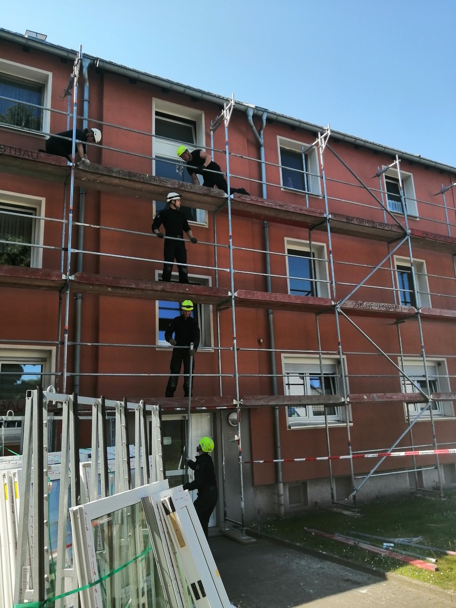 Die Feuerwehr beim Abbau des Gerüsts