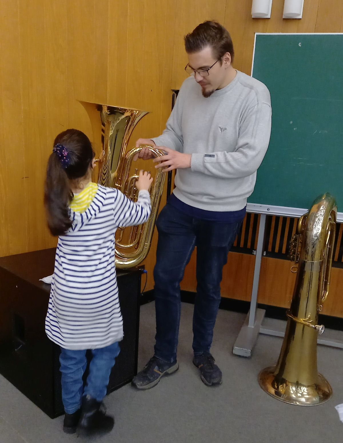 Die Größe der Tuba ist kein Problem, denn zum Lernen gibt es sie auch kleiner. Hier vorgestellt vom SJB-Tubisten Max Voßgätter